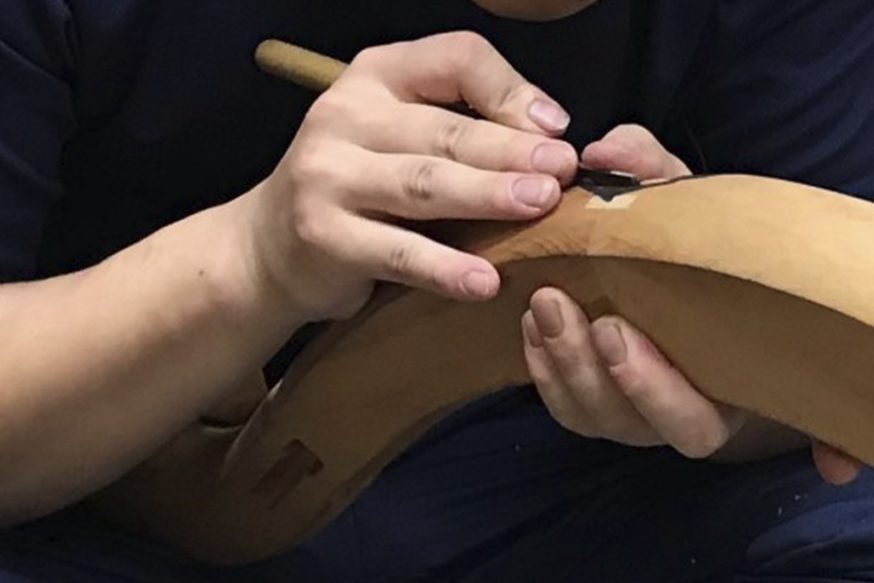 製品を手作業で仕上げている様子